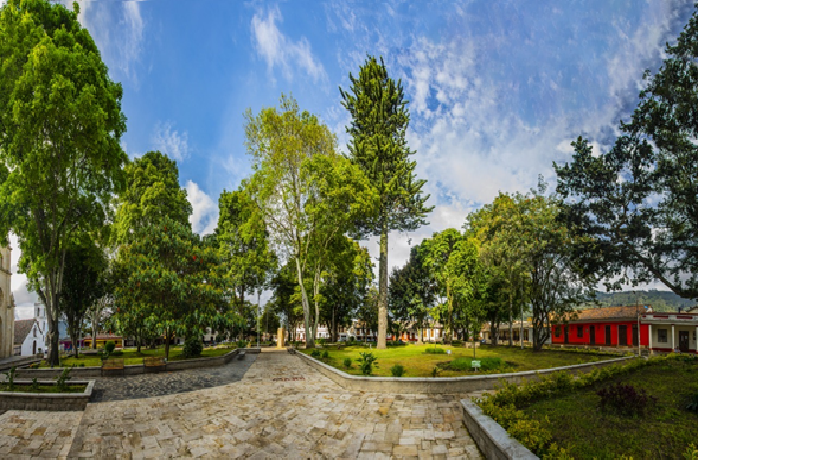 Plaza principal de pueblo latinoamericano con arquitectura colonial